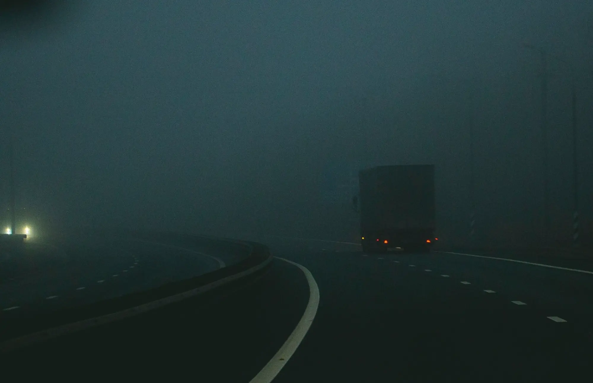 Colisión por la niebla en la A-62 en Dueñas nueve vehículos involucrados y cuatro heridos