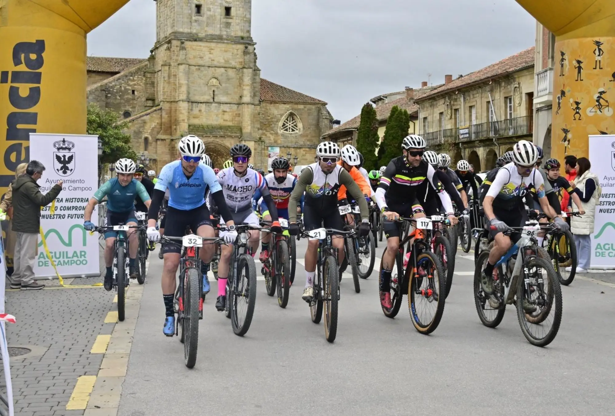 Ángel de Julián y María Fernández, ganadores de la IV BTT Puerta a la Montaña